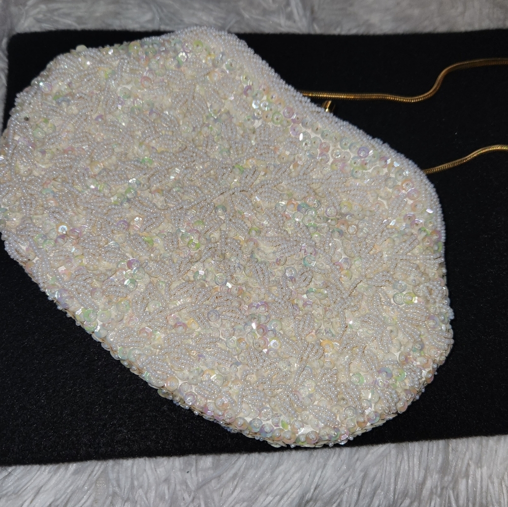 Vintage Elegant Cream Beaded Sequin Clutch Kiss Lock Gold Snake Chain